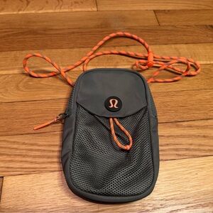 Lululemon “Take it on” Crossbody pouch